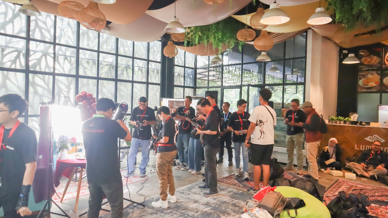 Participants preparing for the photography workshop in the main area of Lumpang Emas Bintaro