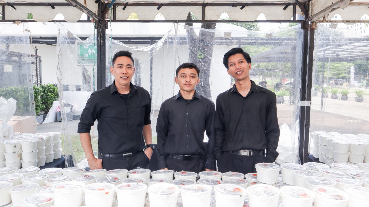 The Umara Catering team preparing to serve hundreds of meal portions for event participants.